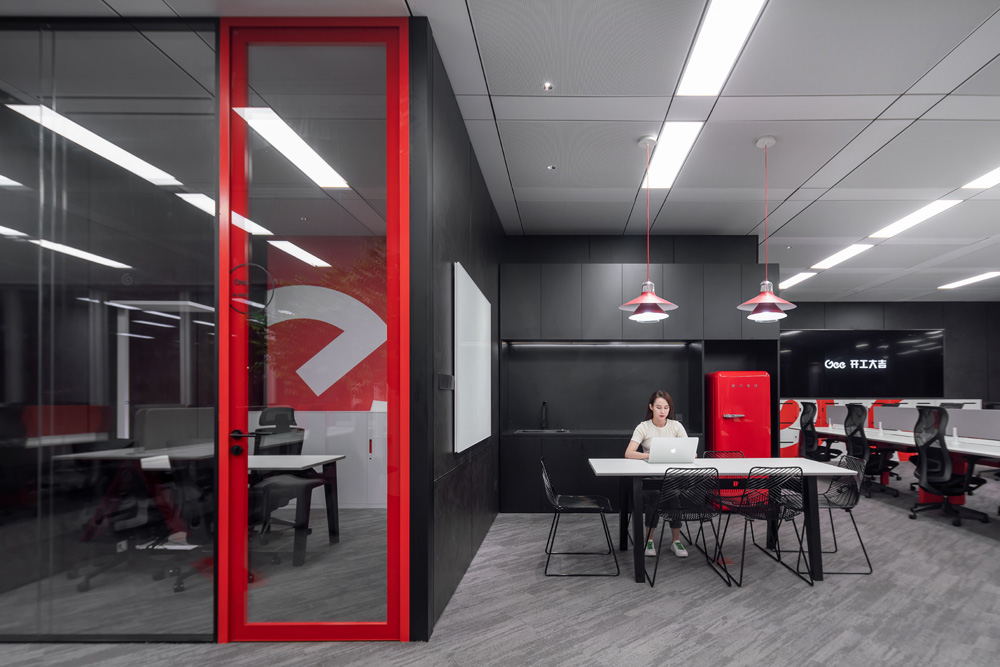 红与黑 Gee开工大吉上海总部办公设计欣赏