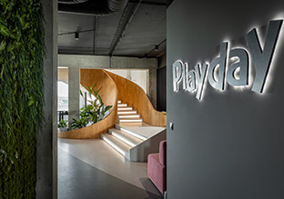 暗调多彩 软件公司Playday明斯克办公场所设计欣赏