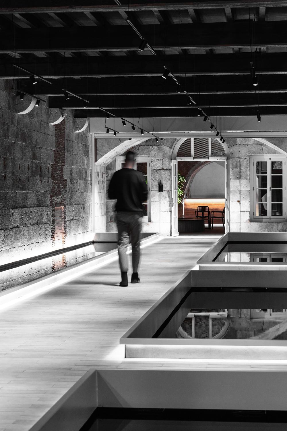 光影下的废墟之美 数字银行XAPO直布罗陀总部设计欣赏
