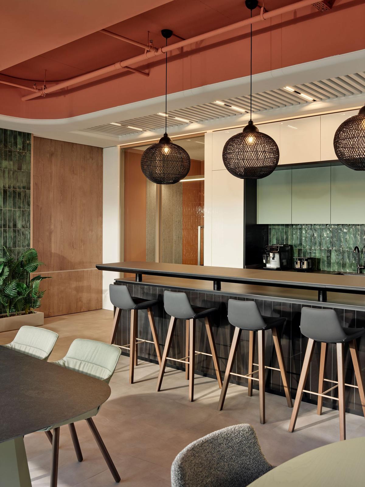 Feyzi ��ó��˹̹�����칫�ң������ʸи߶�����