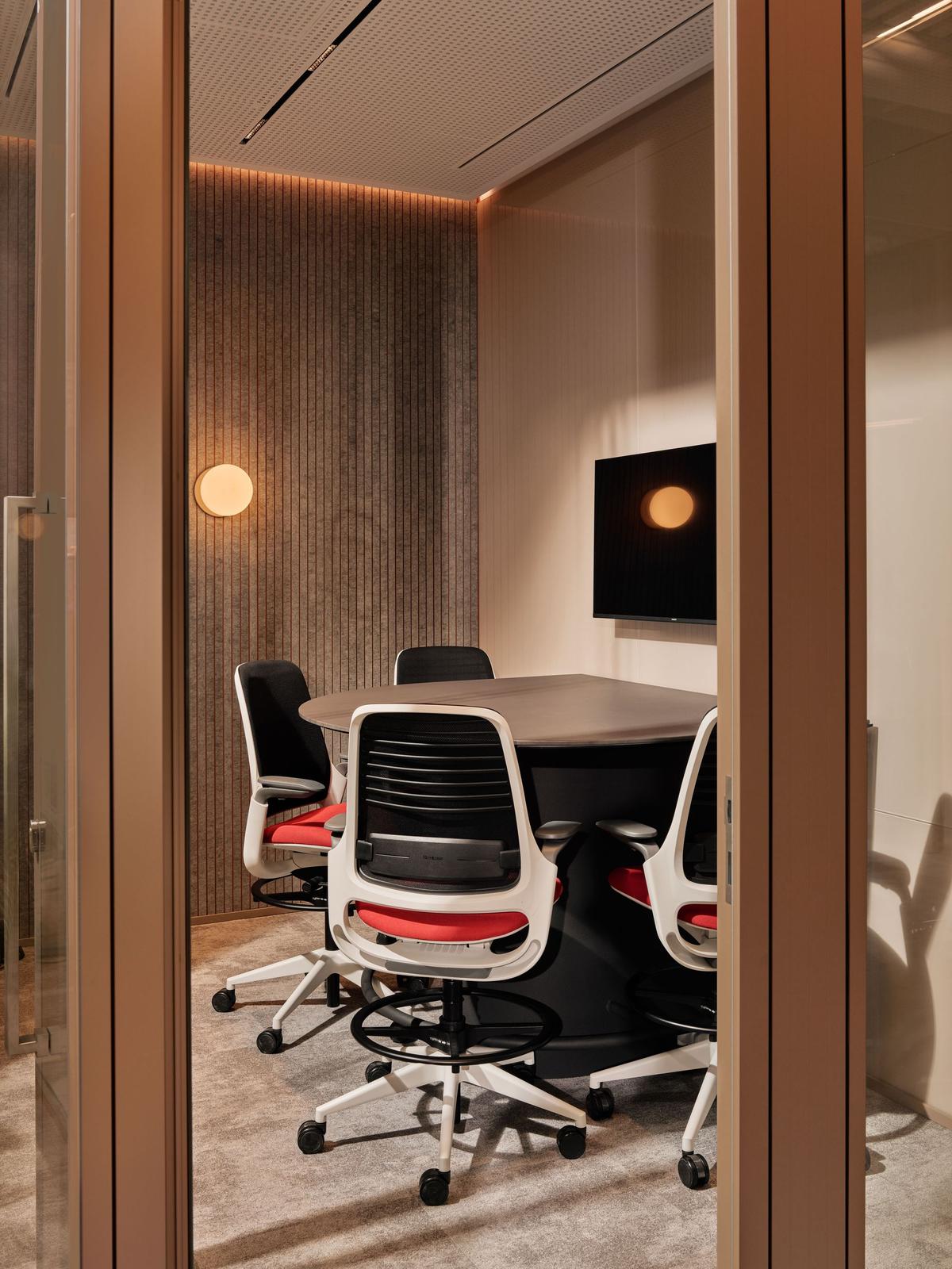 Feyzi ��ó��˹̹�����칫�ң������ʸи߶�����