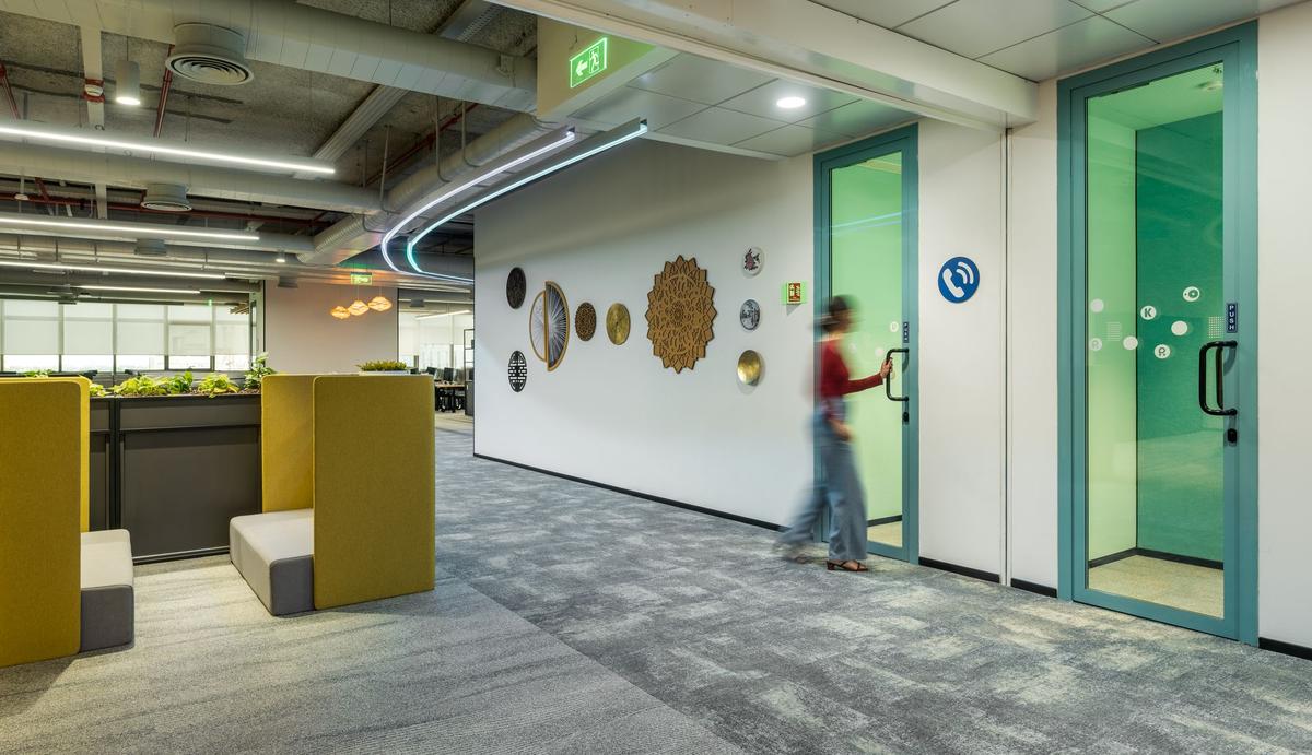 Booking Holdings����޶�׿Խ���ģ�һ����Խ�ߴ��޵İ칫ð��