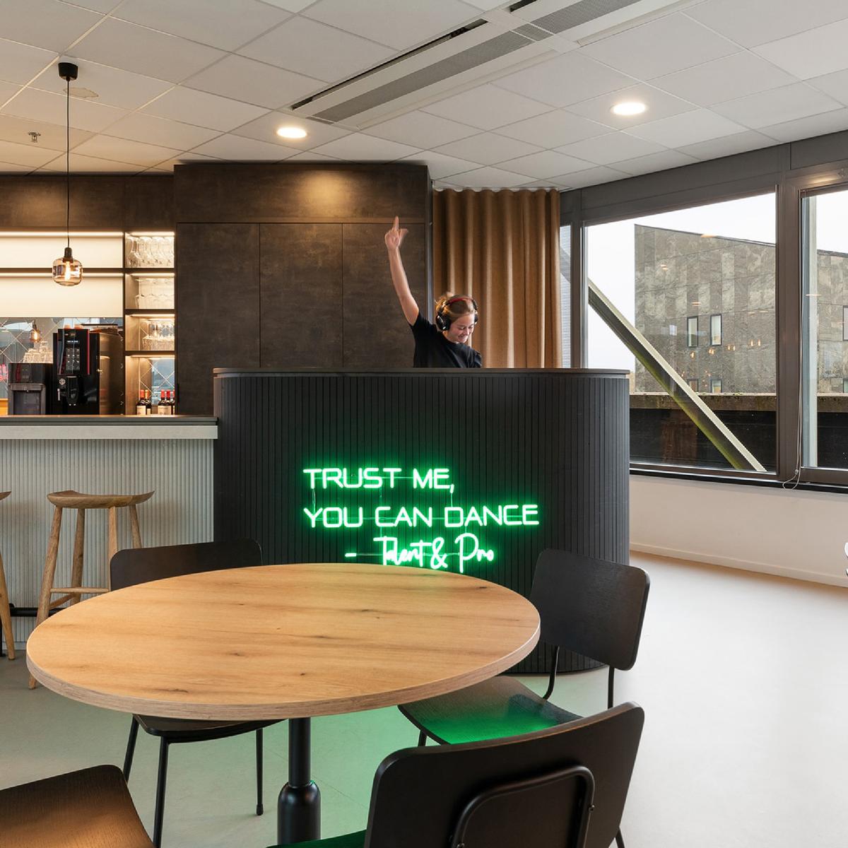 ����House of Redmore���칫��Ӧ���������ų�