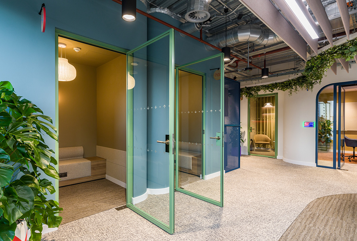 ���¥������������꣺�ƶ�����Virgin Media O2��ϰ칫��Ʋ��