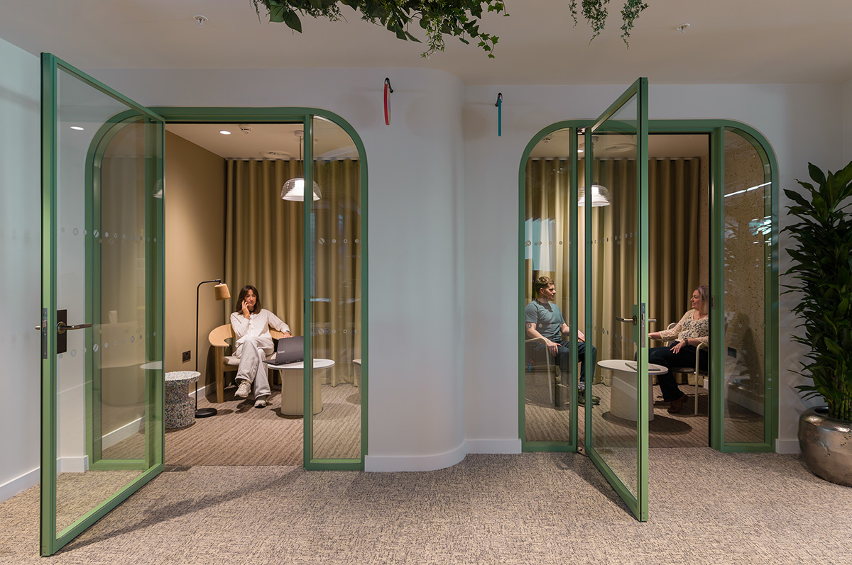 ���¥������������꣺�ƶ�����Virgin Media O2��ϰ칫��Ʋ��