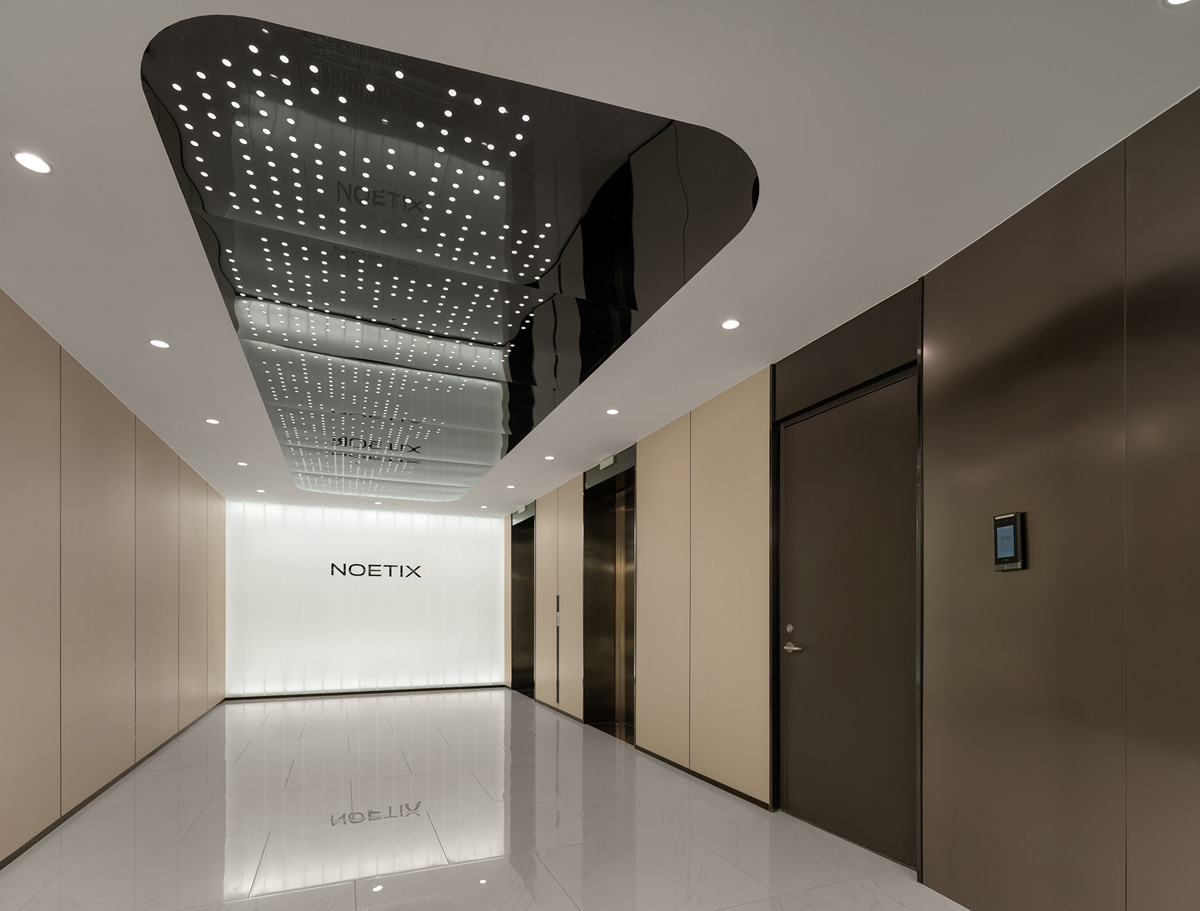 �����ع������Ӷ����ӡ������з��������������罻�򡱵�˫������