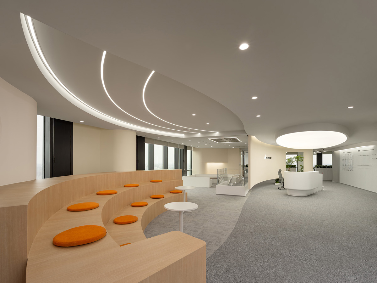 �����ع������Ӷ����ӡ������з��������������罻�򡱵�˫������