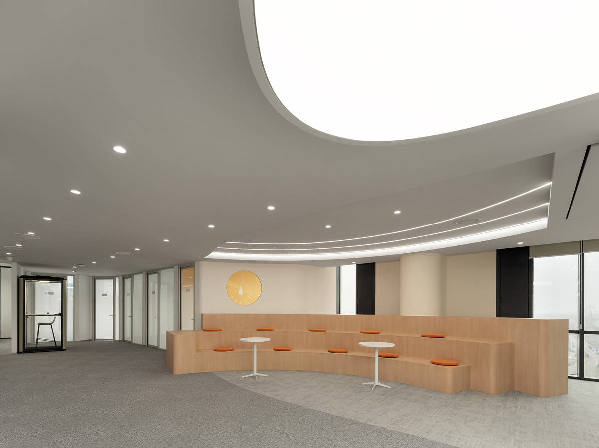 �����ع������Ӷ����ӡ������з��������������罻�򡱵�˫������