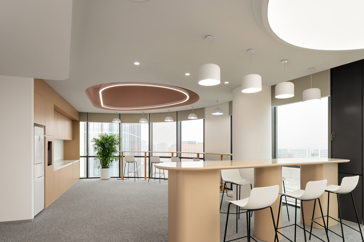 �����ع������Ӷ����ӡ������з��������������罻�򡱵�˫������