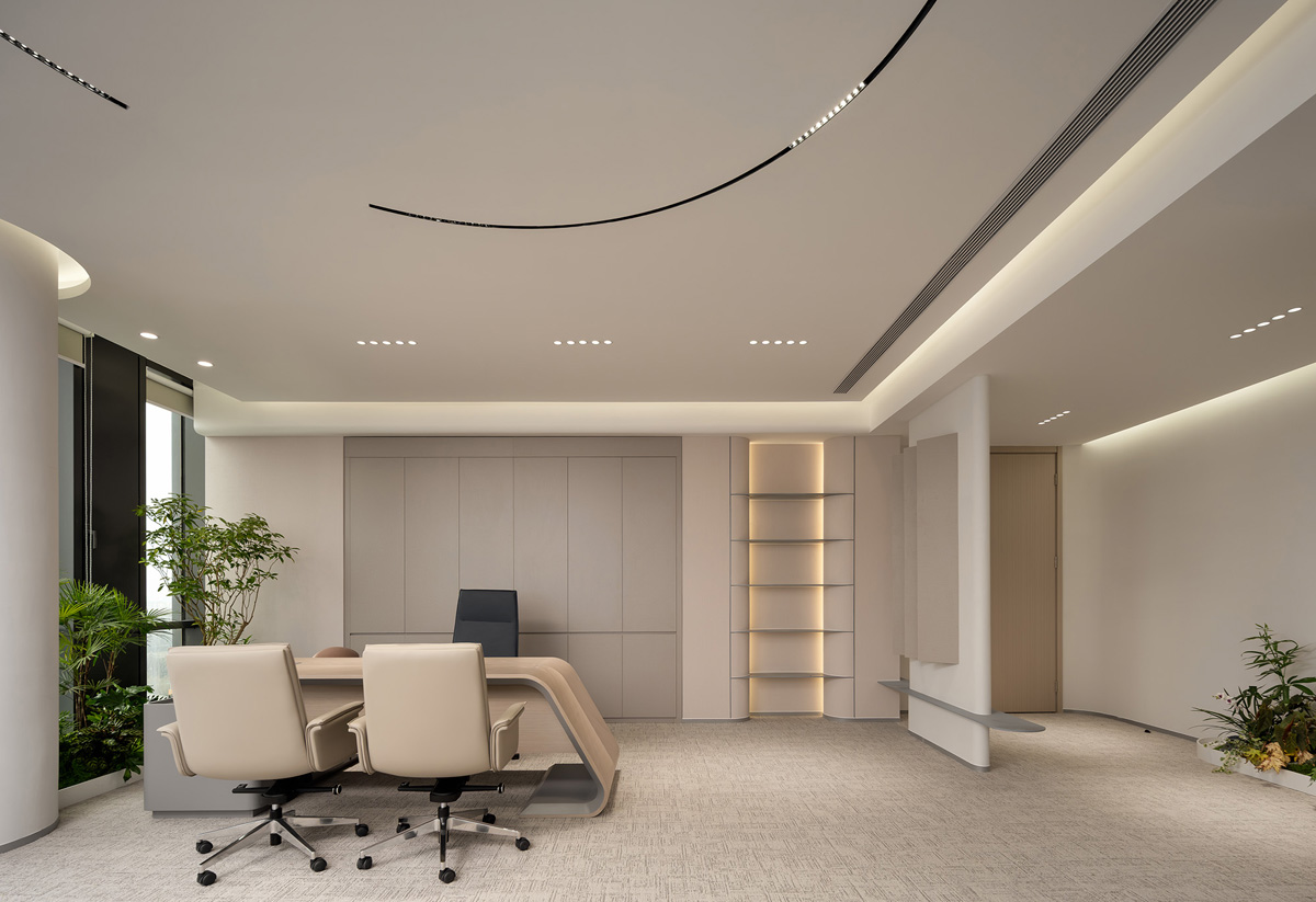 �����ع������Ӷ����ӡ������з��������������罻�򡱵�˫������